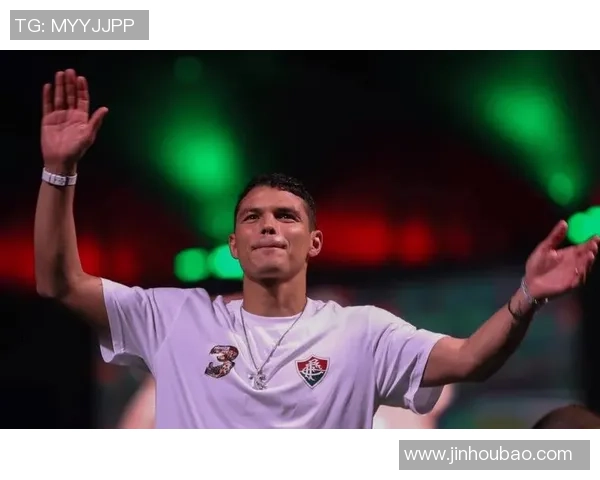 巴西足球明星抵达机场引发粉丝热潮现场气氛火爆令人惊叹